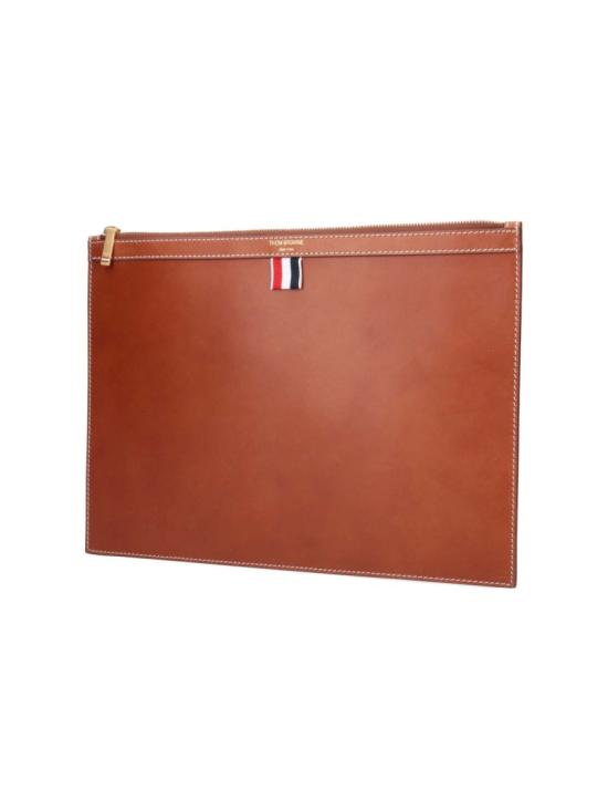  톰브라운  페블 그레인 미디엄 클러치 MAC021L L0044255 Brown - THOM BROWNE