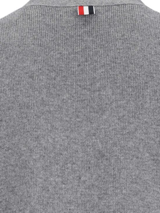 25FW 톰브라운 4바 밀라노 스티치 브이넥 메리노 울 가디건 MKC608A Y1029055 Grey - THOM BROWNE