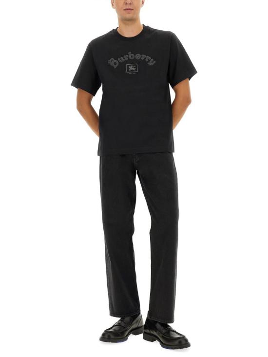 25FW 버버리 고딕 로고 코튼 티셔츠 8116061 A1189 Black - BURBERRY