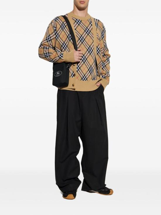 25FW 버버리 리버시블 체크 크루넥 스웨터 8111379 B9368 Beige - BURBERRY