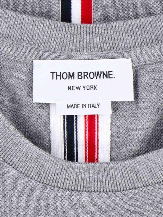 26FW 톰브라운 피케 센터 백 스트라이프 릴렉스 핏 티셔츠 MJS056A00050055 GREY - THOM BROWNE