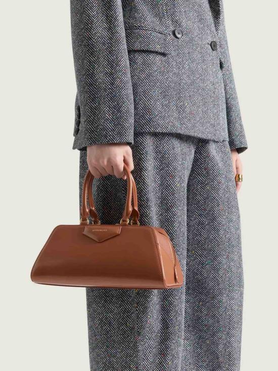 25FW 지방시 안티고나 박스 레더 스몰 이스트 웨스트 백 BB5130B2AQ 235CARAMEL BROWN Brown - GIVENCHY