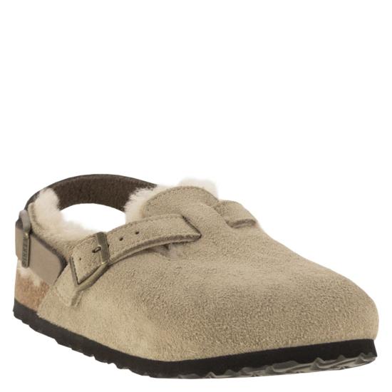 25FW 버켄스탁 Tokio 토키오 시어링 스웨이드 버클 클로그 뮬 샌들 1028349 BEIGE - BIRKENSTOCK