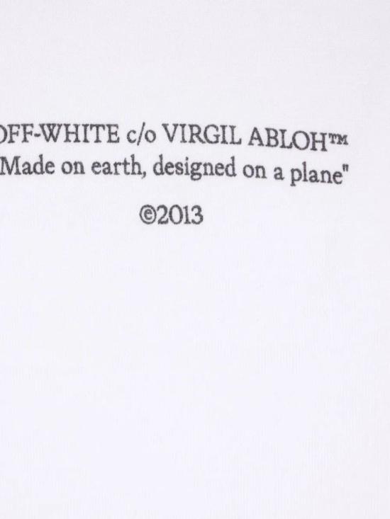 25FW 오프화이트 스웨터 OMBB085F25FLE016 0110 WHITE BLACK