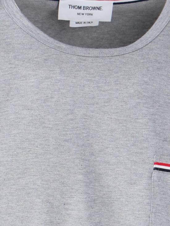  톰브라운 미디움 웨이트 저지 팁 포켓 크루넥 티셔츠 MJS010A 01454055 Grey - THOM BROWNE