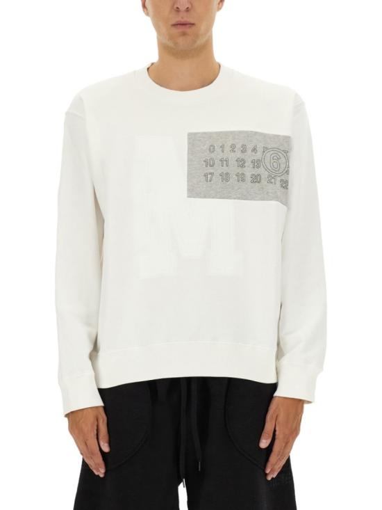 25FW MM6 메종마르지엘라 라지 M 로고 넘버 프린트 스웨트 셔츠 SH0GU0029 M25014101 White