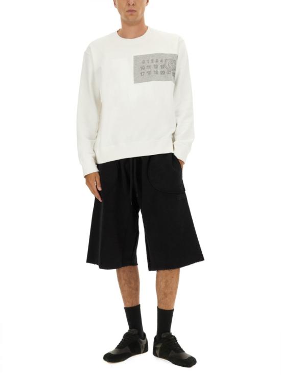 25FW MM6 메종마르지엘라 라지 M 로고 넘버 프린트 스웨트 셔츠 SH0GU0029 M25014101 White - MM6 MAISON MARGIELA