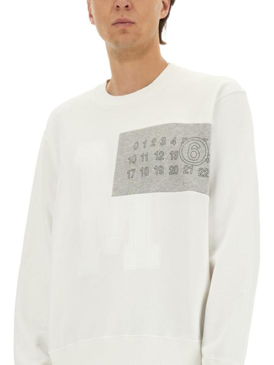 25FW MM6 메종마르지엘라 라지 M 로고 넘버 프린트 스웨트 셔츠 SH0GU0029 M25014101 White - MM6 MAISON MARGIELA