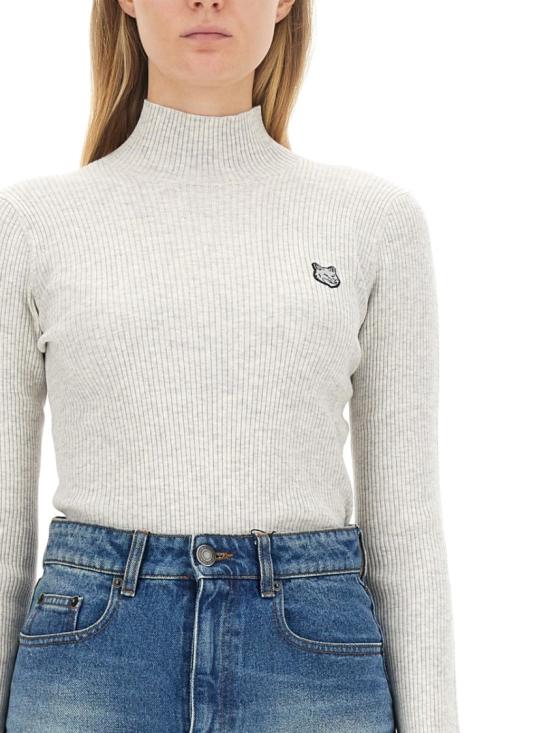  메종키츠네 볼드 폭스 헤드 패치 파인 립드 터틀넥 LW00806KT1091 LIGHTGREY White - MAISON KITSUNE