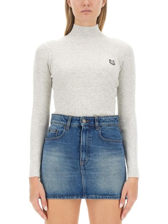  메종키츠네 볼드 폭스 헤드 패치 파인 립드 터틀넥 LW00806KT1091 LIGHTGREY White