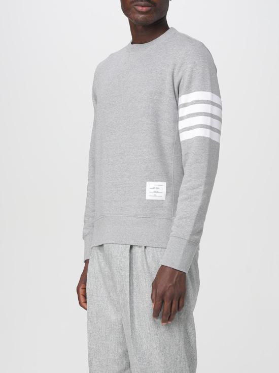 26SS 톰브라운 로고 패치 엔지니어드 4바 스웨트셔츠 MJT021H068 068 Grey - THOM BROWNE