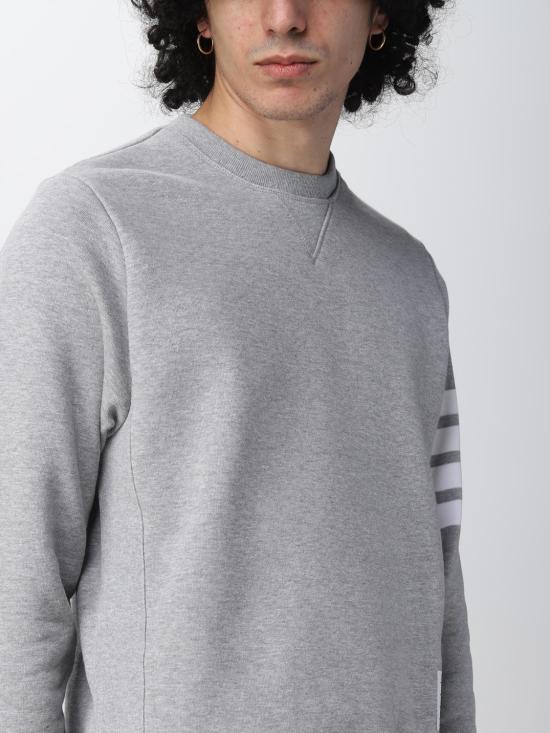 25FW 톰브라운 로고 패치 엔지니어드 4바 스웨트셔츠 MJT021H00535 68 Grey - THOM BROWNE