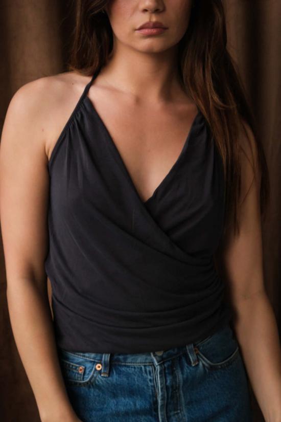  길 민소매 티셔츠 젤 줄리안 홀터 오닉스 - GEEL