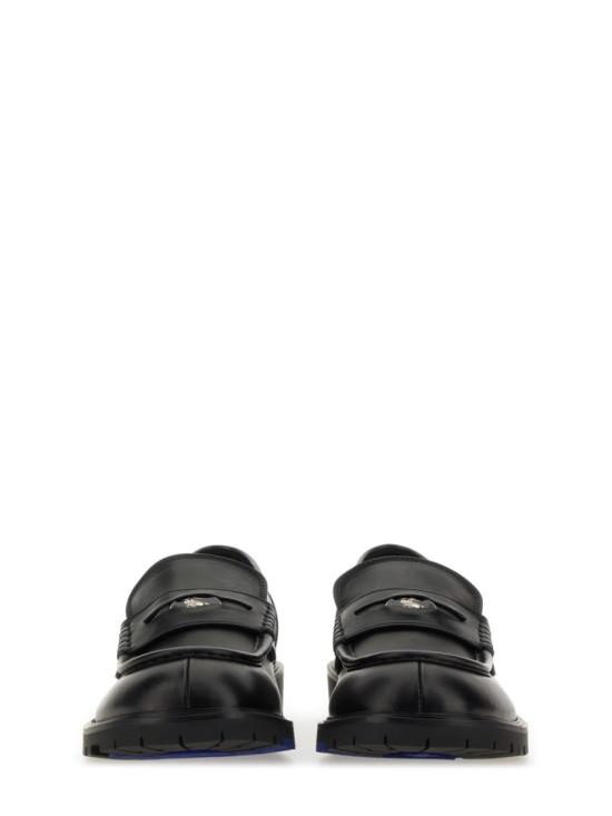 25FW 버버리 레더 로그 로퍼 8111385 A1189 Black - BURBERRY