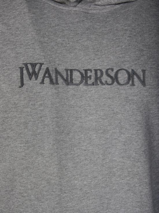 25FW JW앤더슨 로고 패치 포켓 후드 티셔츠 JW0214PG1632 907 GRIGIO - JW ANDERSON
