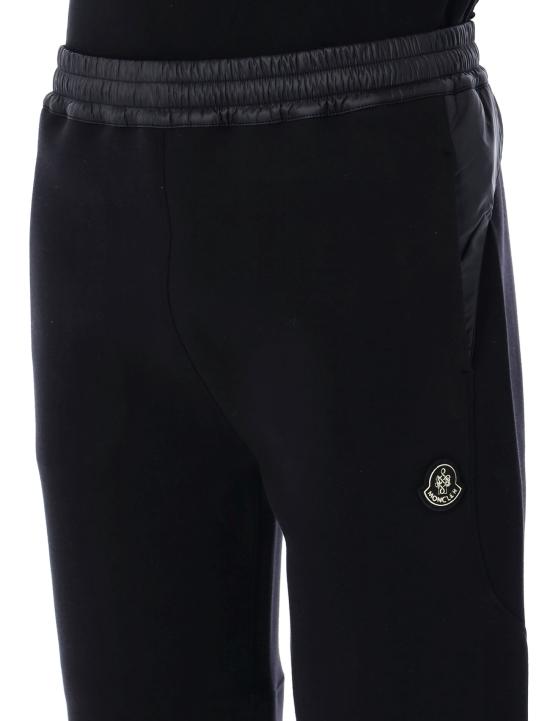 25SS 몽클레어 와펜 패치 패널 디테일 트레이닝 팬츠 8H0000189AR3 999 Nero - MONCLER