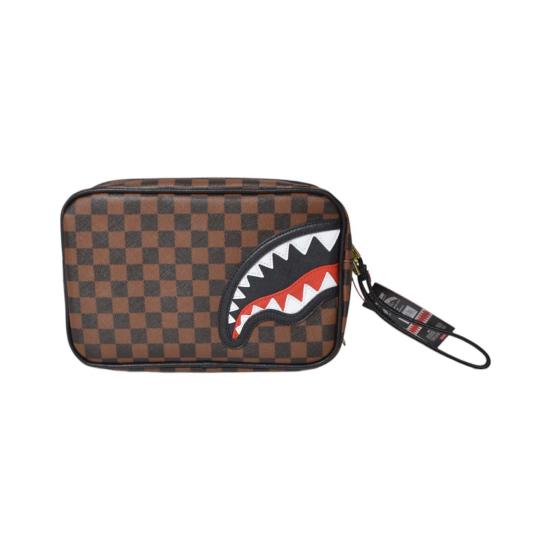 25FW 스프레이그라운드 클러치/파우치 910B7840NSZ SCACCHI Marrone nero