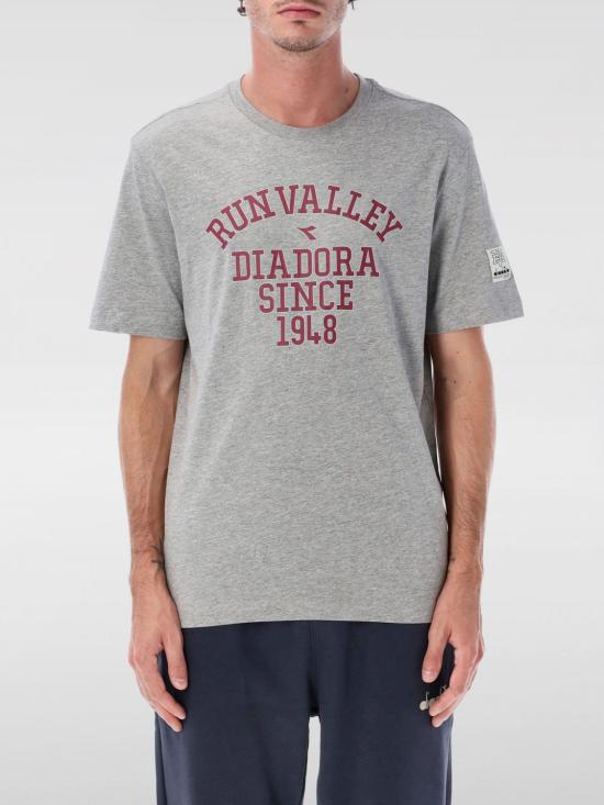 25FW 디아도라 헤리티지 반팔 티셔츠 502182242 D0541 Grey