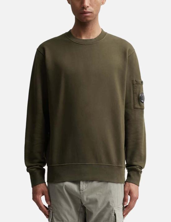  씨피 컴퍼니 긴팔 티셔츠 C.P. 컴퍼니 브러시드 앤 에머라이즈드 대각선 플리스 크루넥 렌즈 스웨트셔츠 - C.P. COMPANY