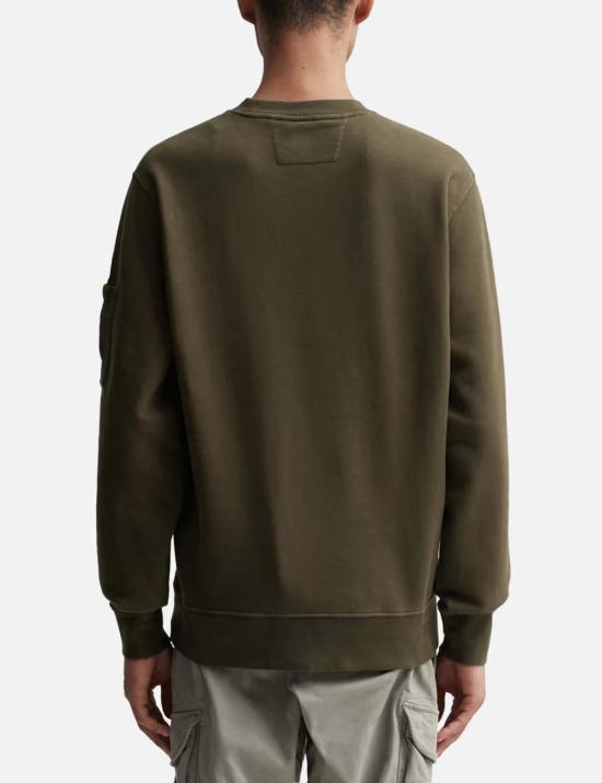  씨피 컴퍼니 긴팔 티셔츠 C.P. 컴퍼니 브러시드 앤 에머라이즈드 대각선 플리스 크루넥 렌즈 스웨트셔츠 - C.P. COMPANY