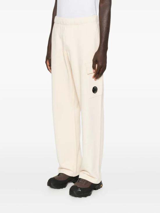 25FW 씨피 컴퍼니 다이애그널 레이즈드 플리스 카고 스웨트팬츠 19CMSP141A 005086W 402 PISTACHIO SHELL - C.P. COMPANY