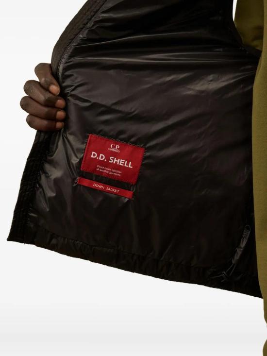 25FW 씨피 컴퍼니 D.D. 쉘 고글 다운 질레 엘름우드 19CMVE032A110416A 999 DS026572 - C.P. COMPANY