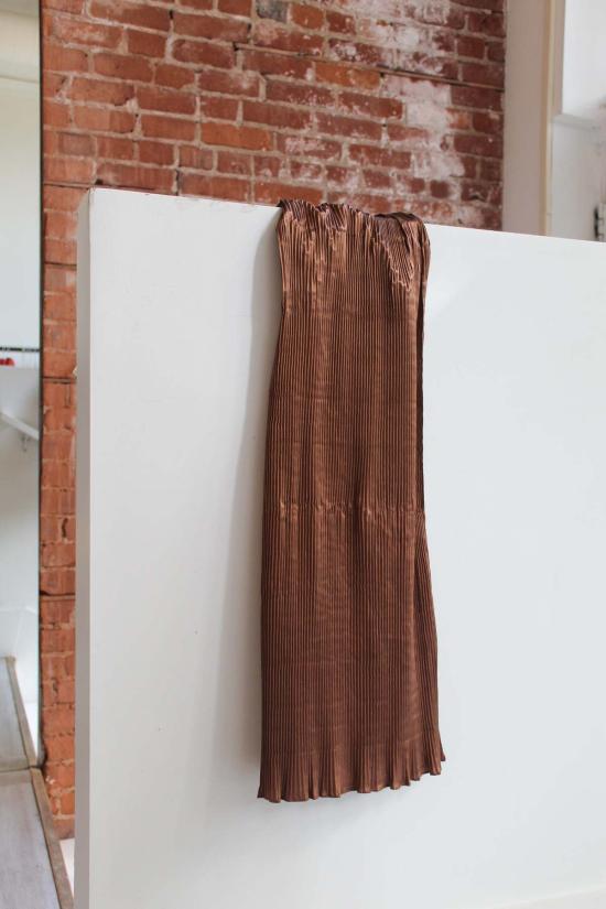  코울리 스튜디오 머플러/스카프 콜리 스튜디오 실크 듀피온 플리츠 스카프 시나몬 - CAWLEY STUDIO