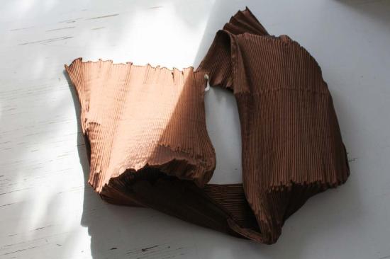  코울리 스튜디오 머플러/스카프 콜리 스튜디오 실크 듀피온 플리츠 스카프 시나몬 - CAWLEY STUDIO