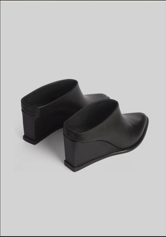 25SS MM6 메종마르지엘라 어시메트릭 토 레더 뮬 S66WX0066 P5000 T8013 BLACK - MM6 MAISON MARGIELA