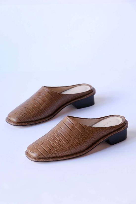  로렌 마누지안 뮬/슬리퍼 엠보싱 스퀘어 뮬 - LAUREN MANOOGIAN