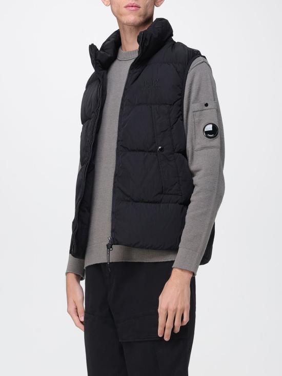 25FW 씨피 컴퍼니 로고 자수 베스트 19CMVE149A005904G 999 Black - C.P. COMPANY