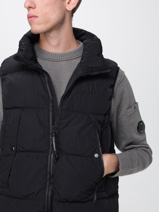 25FW 씨피 컴퍼니 로고 자수 베스트 19CMVE149A005904G 999 Black - C.P. COMPANY