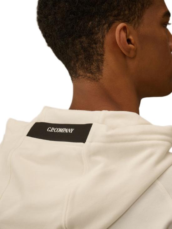 25FW 씨피 컴퍼니 다이애그널 레이즈드 플리스 렌즈 레귤러 핏 후드 티셔츠 RCCMSS714A005086W103 Neutrals - C.P. COMPANY