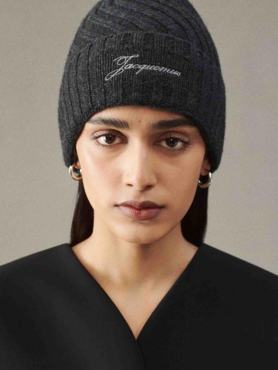 25FW 자크뮈스 비니 25HACU00767AK00287 970DARKGREY Black - JACQUEMUS