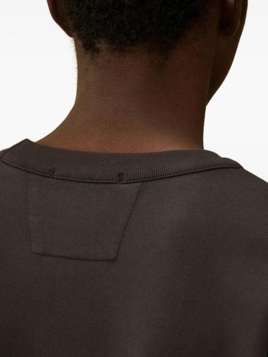 25FW 씨피 컴퍼니 브러쉬드 & 에머라이즈드 다이애그널 플리스 박시 크루넥 스웨트셔츠 19CMSS058A006372G 978 DS026599 - C.P. COMPANY