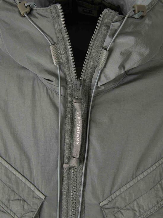 25FW 씨피 컴퍼니 크롬 R 후드 렌즈 자켓 19CMOS084A005904G921 GUNMETAL DOM - C.P. COMPANY