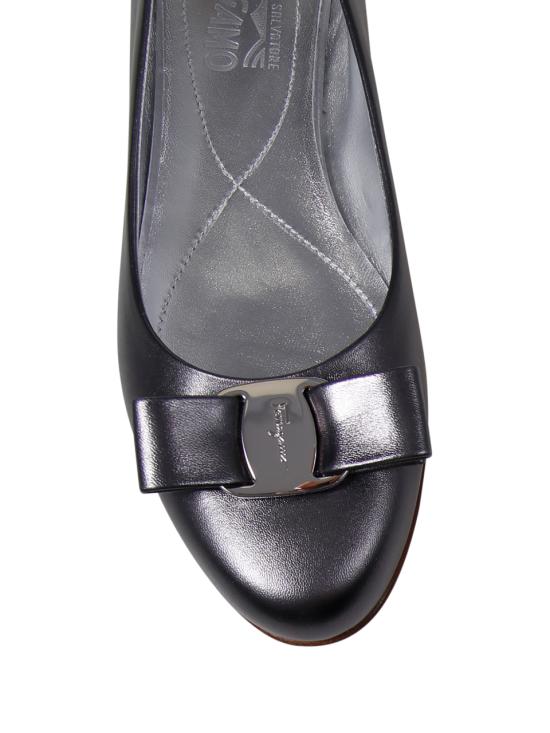 25FW 살바토레 페라가모 플랫 슈즈 01M621 788140 047 PIOMBO SILVER FONDO BIANCO - SALVATORE FERRAGAMO