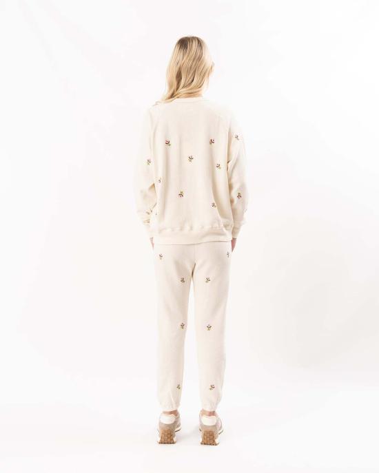  더 그레이트 스트레이트 팬츠 . 장미 자수가 있는 스타디움 스웨트 팬츠 (워시드 화이트) - THE GREAT