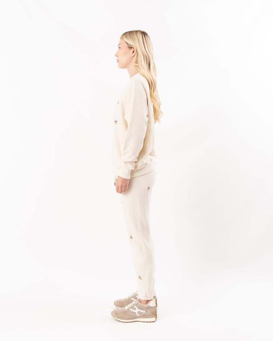  더 그레이트 스트레이트 팬츠 . 장미 자수가 있는 스타디움 스웨트 팬츠 (워시드 화이트) - THE GREAT