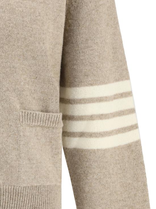 25FW 톰브라운 셰틀랜드 울 사선 릴렉스드 핏 V넥 가디건 MKC613AY1026 250 BEIGE - THOM BROWNE