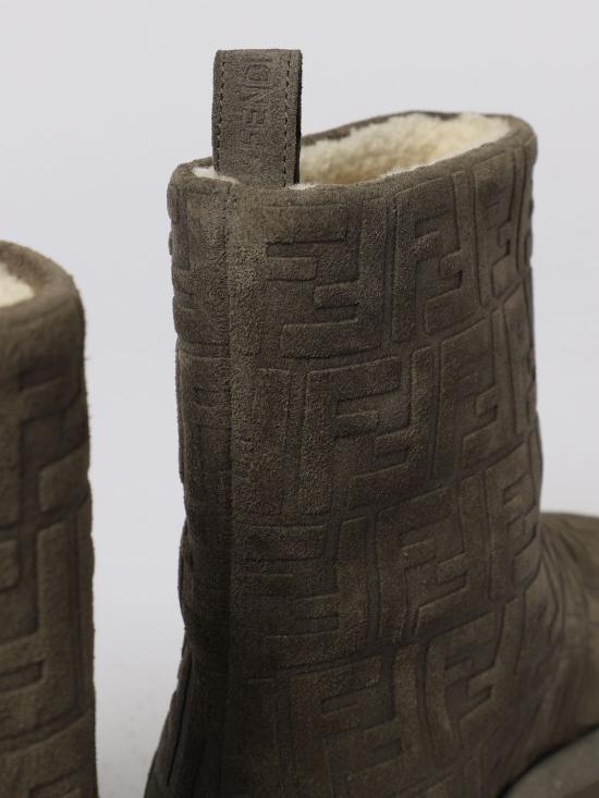 25FW 펜디 아프레 시크 FF 스웨이드 로우 부츠 8T8606ASA1 F1TP7 Grey - FENDI