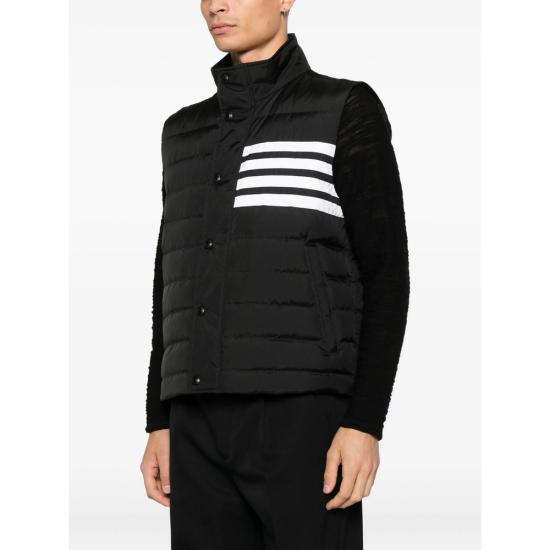 26SS 톰브라운 샤이니 립스탑 라이트웨이트 다운 필 4-바 베스트 MVD036X F1095 001 BLACK - THOM BROWNE