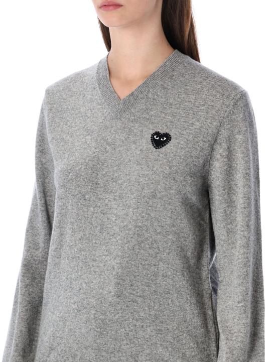 25FW 꼼데가르송 플레이 블랙 하트 x 라인스톤 브이넥 스웨터 AX N804 051 2 Grigio - COMME DES GARCONS