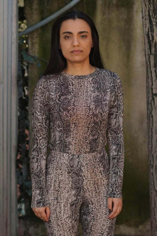  베이스레인지 긴팔 티셔츠 비즈 롱슬리브 티셔츠 스네이크