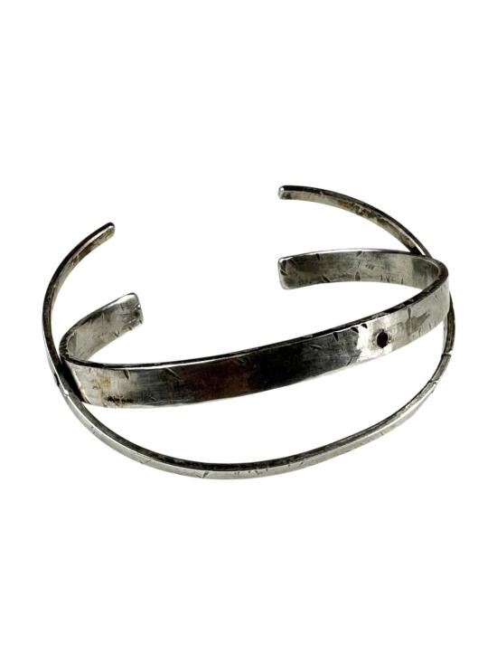  title of work 브레이슬릿 작품 제목 루비 커프가 달린 더블 힌지 커프