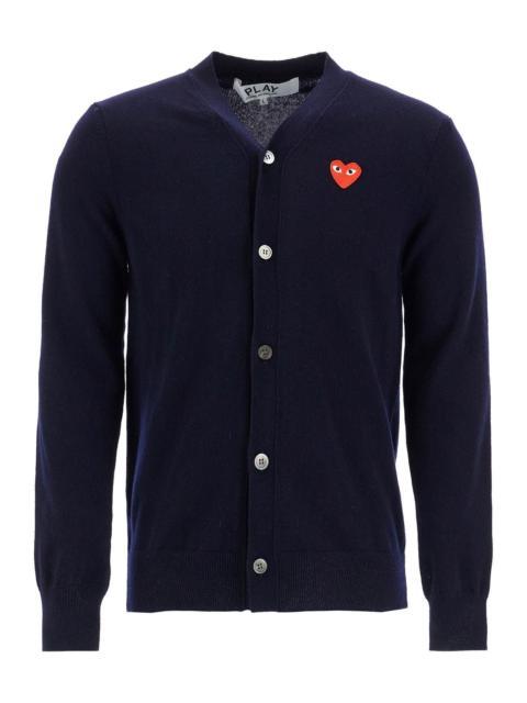 25FW 꼼데가르송 PLAY 플레이 V넥 하트 와펜 가디건 AXN0080512 NAVY DOM