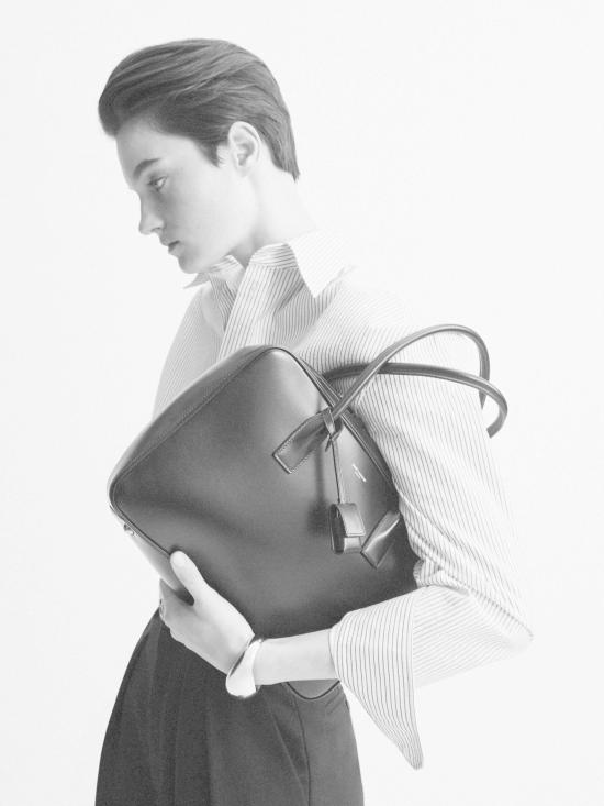 25FW 생로랑 삭 드 주르 박스 생로랑 버필로 백 832383 0SX0W1000 BLACK - SAINT LAURENT