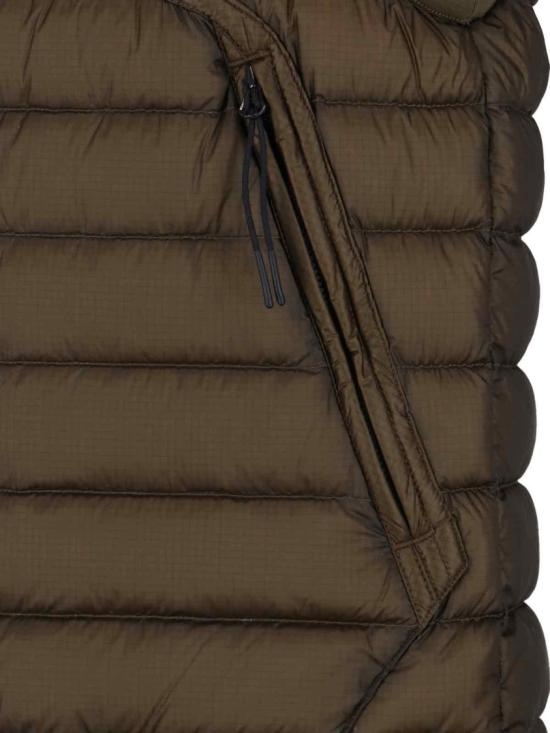 25FW 씨피 컴퍼니 D.D. 쉘 고글 다운 질레 엘름우드 19CMVE032A110416A683 Brown - C.P. COMPANY