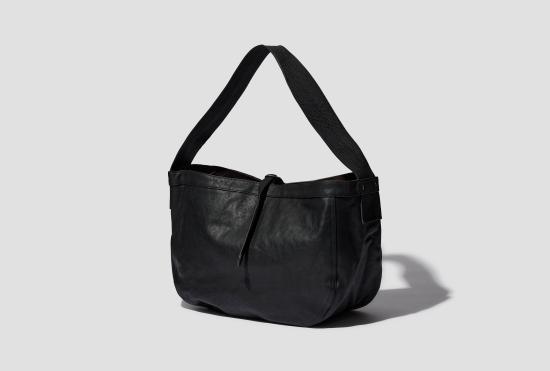 25FW TAIGA TAKAHASHI / T.T 숄더백 LOT.004 뉴스보이 백 - 블랙 가죽 TTCORE004 - TAIGA TAKAHASHI