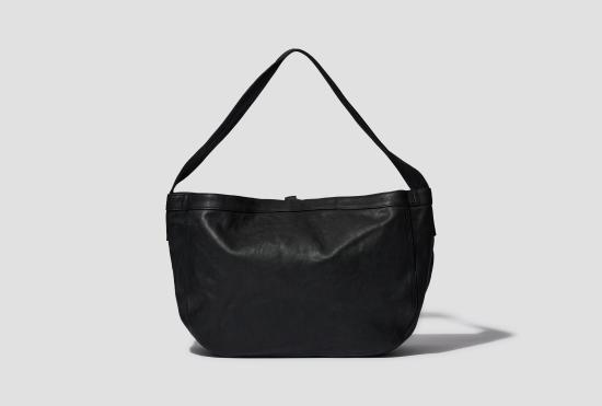 25FW TAIGA TAKAHASHI / T.T 숄더백 LOT.004 뉴스보이 백 - 블랙 가죽 TTCORE004